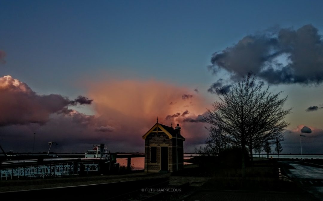 late middag. Middelharnis Havenhoofd